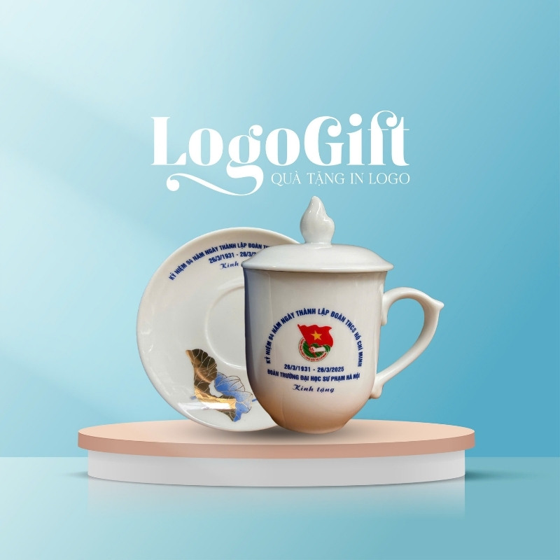 Cốc sứ có nắp quà tặng in logo màu trắng họa tiết sen vàng kim