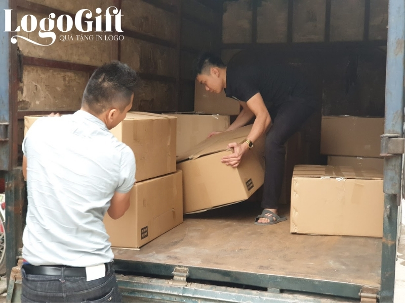 quy trình vận chuyển đơn hàng quà tặng in logo