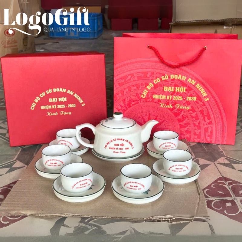bo-am-chen-qua-tang-in-logo-dai-hoi-dang-vuong-men-kem-hoa-sen-ve-tay (21)