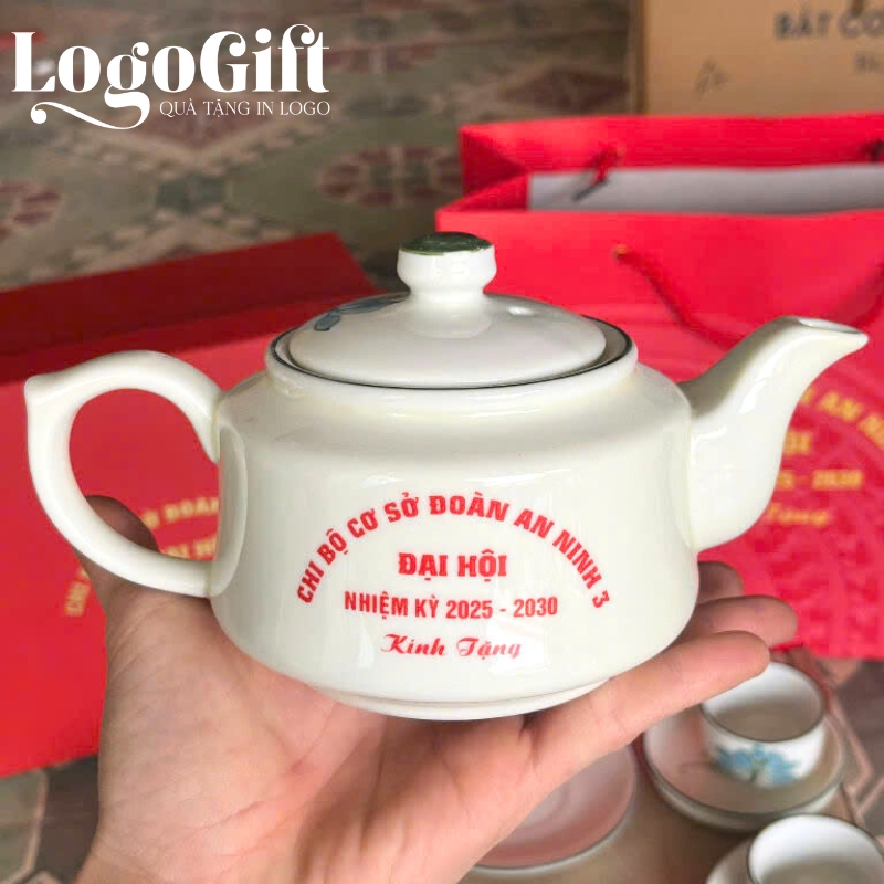 bo-am-chen-qua-tang-in-logo-dai-hoi-dang-vuong-men-kem-hoa-sen-ve-tay (22)