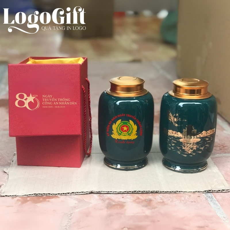 hu-dung-tra-qua-tang-in-logo-ky-niem-truyen-thong-cong-an-nhan-dan (2)