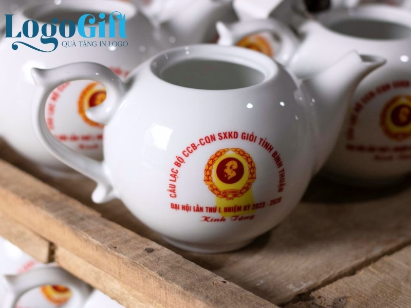 in decal logo lên bộ ấm chén quà tặng