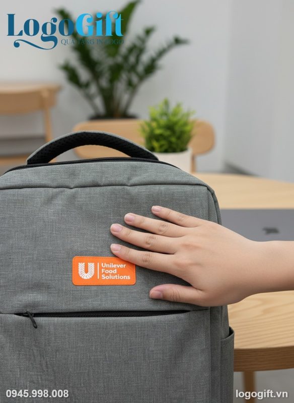 balo-dung-laptop-qua-tang-in-logo-vai-900pu-chong-soc-mau-xam-lg-bl06