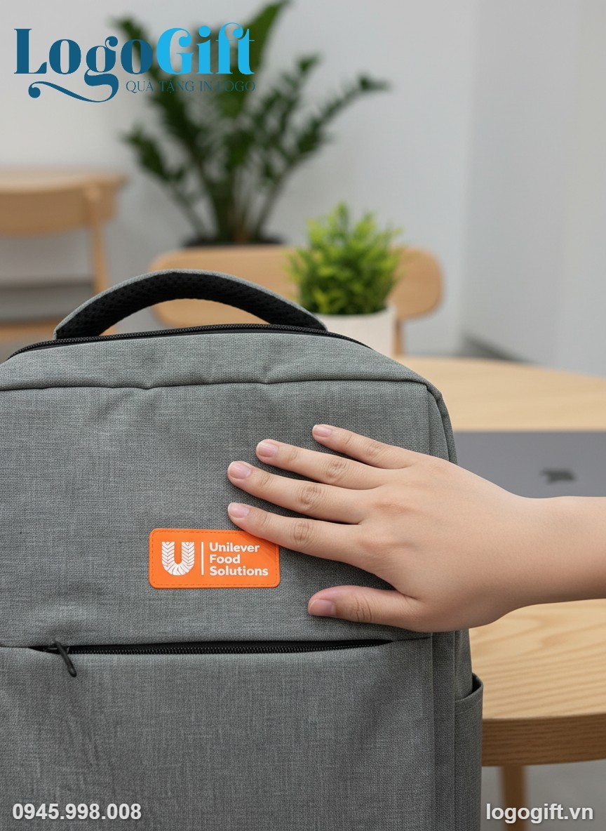 balo-dung-laptop-qua-tang-in-logo-vai-900pu-chong-soc-mau-xam-lg-bl06