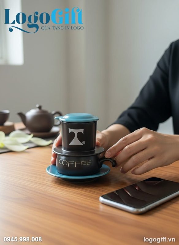 bo-phin-cafe-su-qua-tang-in-logo-men-mat-nap-xanh-lg-cs17-3