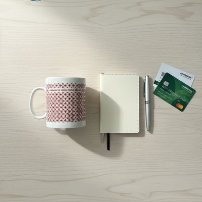 Cốc sứ quà tặng in logo dáng trụ quai C hoa lưới đỏ LG-CS19