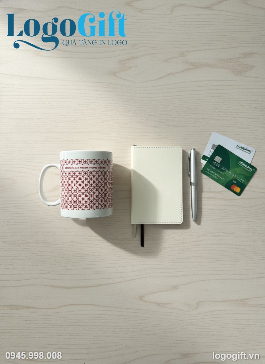 Cốc sứ quà tặng in logo dáng trụ quai C hoa lưới đỏ LG-CS19