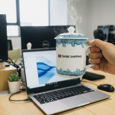 Cốc sứ quà tặng in logo dáng trụ quai vuông vẽ sóng có nắp LG-CS20