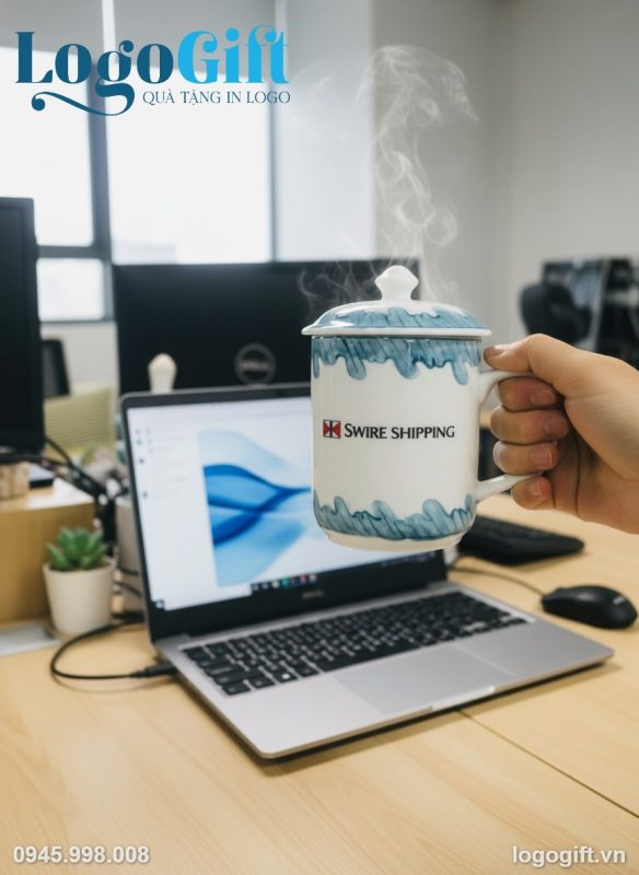 Cốc sứ quà tặng in logo dáng trụ quai vuông vẽ sóng có nắp LG-CS20
