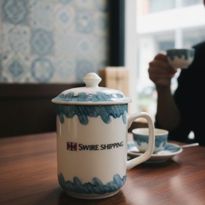 Cốc sứ quà tặng in logo dáng trụ quai vuông vẽ sóng có nắp LG-CS20