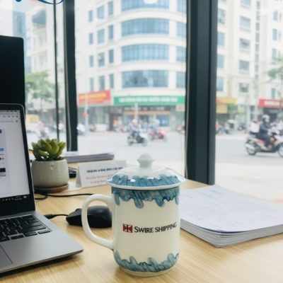 Cốc sứ quà tặng in logo dáng trụ quai vuông vẽ sóng có nắp LG-CS20