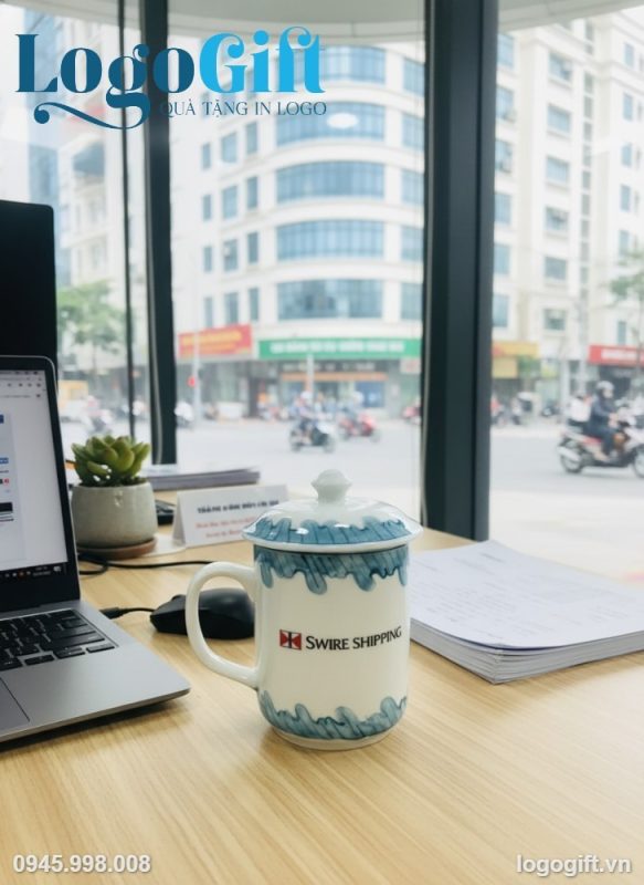Cốc sứ quà tặng in logo dáng trụ quai vuông vẽ sóng có nắp LG-CS20