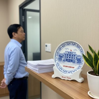 dia-su-bieu-trung-in-logo-qua-tang-co-quan-hai-quan-thiet-ke-theo-yeu-cau-phi-24cm-lg-dbt06