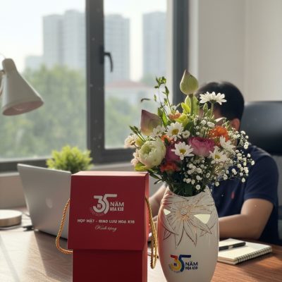 lo-hoa-gom-su-qua-tang-in-logo-mieng-ca-khoet-hoa-vang-kim-30cm-lg-lh17-0