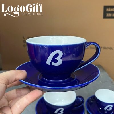 tach-cafe-kem-dia-gom-su-qua-tang-in-logo-men-xanh-220ml-lg-cs18 (1)