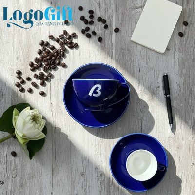 tach-cafe-kem-dia-gom-su-qua-tang-in-logo-men-xanh-220ml-lg-cs18 (3)