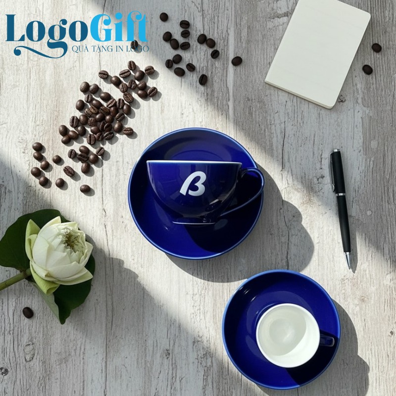 tach-cafe-kem-dia-gom-su-qua-tang-in-logo-men-xanh-220ml-lg-cs18 (3)