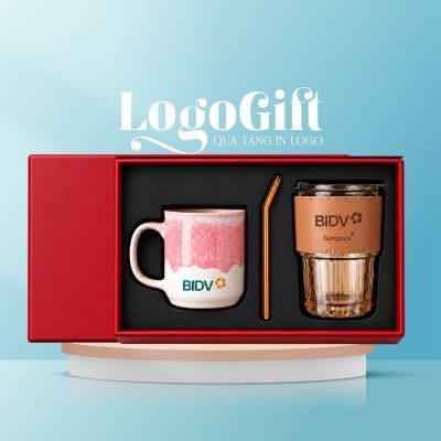 Bộ giftset quà tặng in logo 2 món gồm cốc sứ men hoả biến và cốc thuỷ tinh bọc da có ống hút LG-BGS22