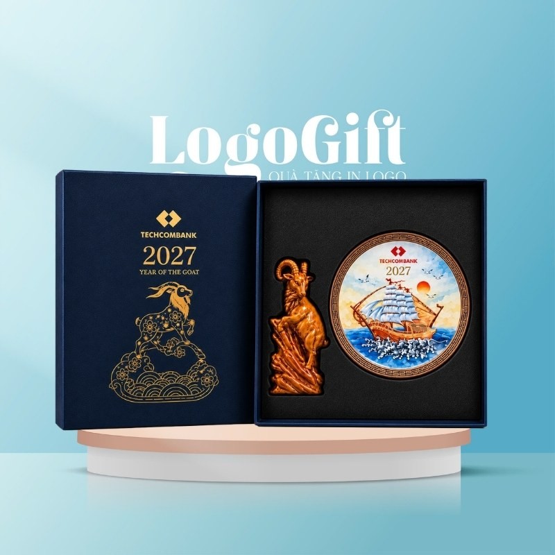 Bộ giftset quà tặng Techcombank gồm tượng dê và đĩa sứ trong hộp quà sang trọng.